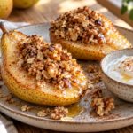 Mitades de pera asadas con crumble de avena y canela